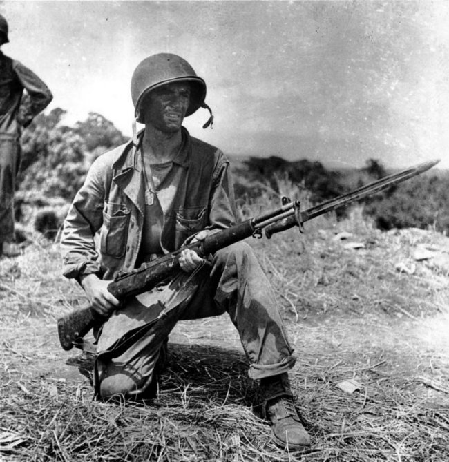garand-jan26-1943-an-infantryman-is-on-guard-on-grassy-knoll-in-guadalcanal.jpg