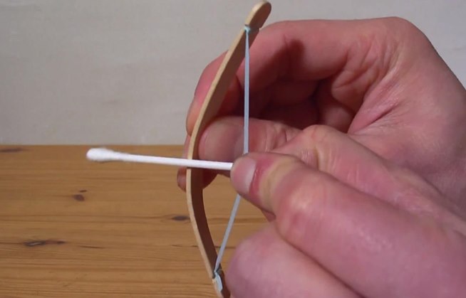 make-miniature-bow-and-arrow-from-household-items.w654.jpg