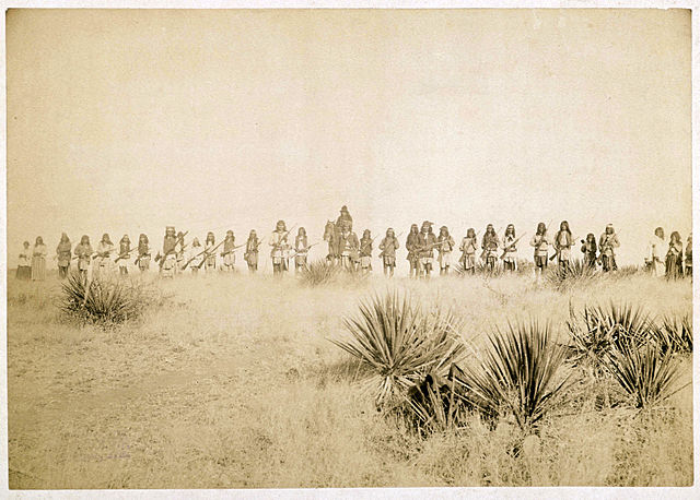640px-Geronimo_and_his_warriors.jpg