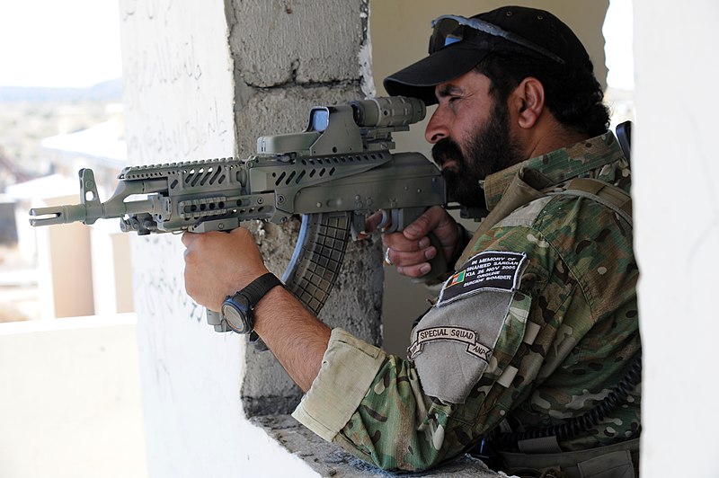 800px-Afghan_border_police_aiming_a_weapon.jpg